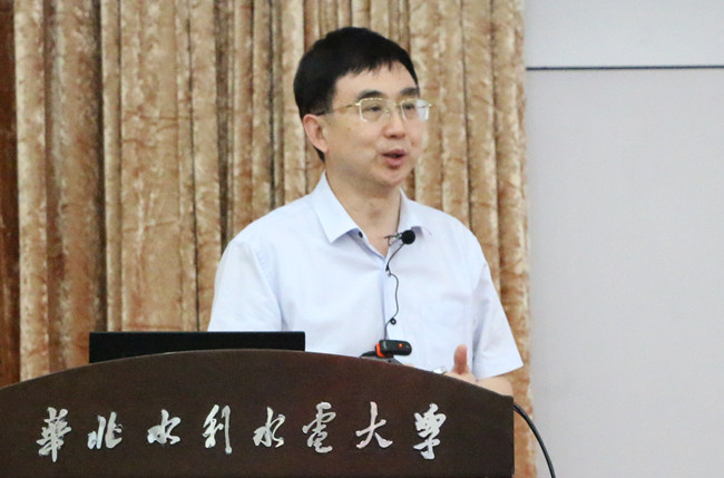 杨主任作报告_副本.jpg