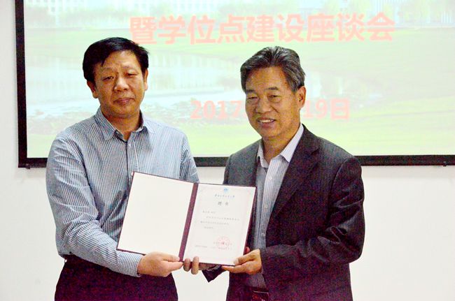 刘校长为张占仓颁发聘书_副本.jpg
