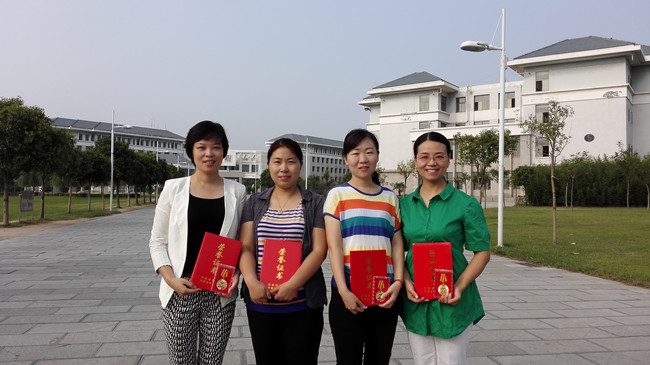 1计算机获奖人员 照片从左到右依次是 韩珂(软件),张贞贞(信工), 张蕊(软件), 白娟(信工)。_副本.jpg