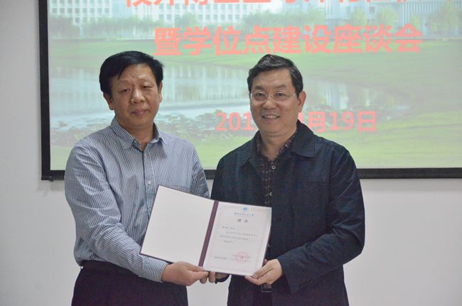 刘校长为胡兴旺颁发聘书_副本.jpg