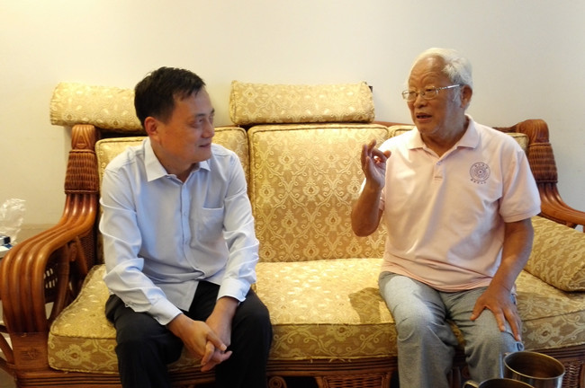 (用)1刘文锴校长拜访看望我校原党委书记尹双增_副本.jpg