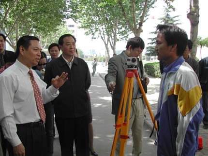 李克书记亲切询问学生的生活、学习情况