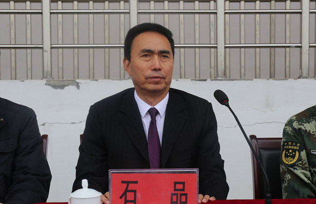 3校党委副书记石品参加联合办学项目2016级新生军训会操备用_副本.jpg