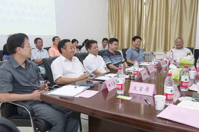 王校长出席会议(左)_副本.jpg