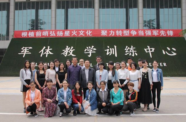 演出团在中国人民解放军外国语学院留影.jpg