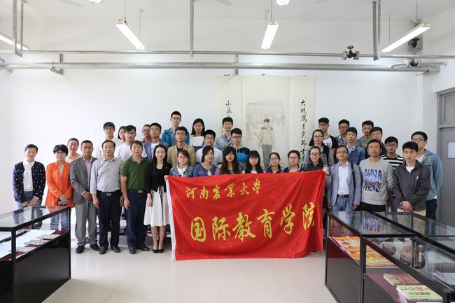 河南农业大学领导师生事迹展馆内留影.jpg
