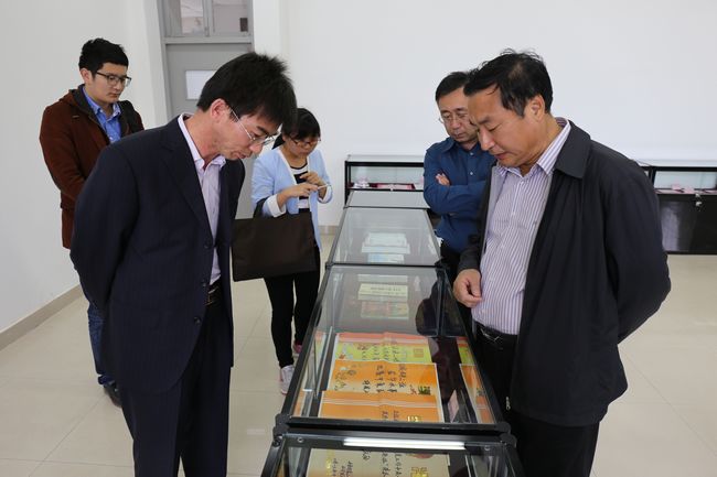 中青网总编王文坛一行参观事迹展.jpg