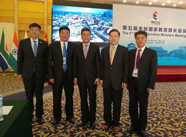 4.我校党委书记王清义与我国教育部高等教育司司长吴岩等合影.jpg