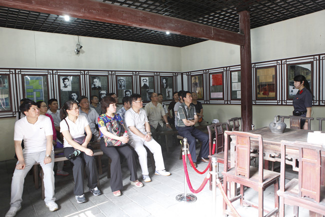 11.在中共中央鄂豫皖分局旧址聆听教员授课_副本.jpg