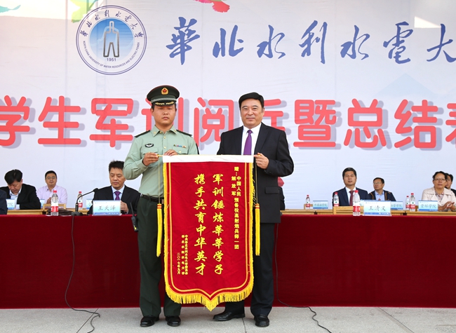 1-王书记向部队赠送锦旗_副本.jpg