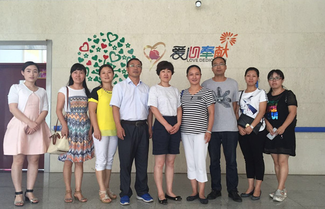 马克思主义学院志愿者和福利院工作人员合影_副本.jpg