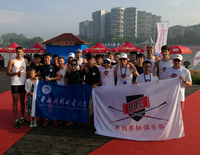 赛后与国外知名赛艇队合影_副本.jpg