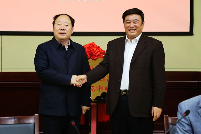 为李颁发聘书.jpg