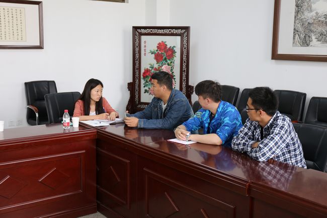 中青报记者对孟瑞鹏同学进行采访.jpg