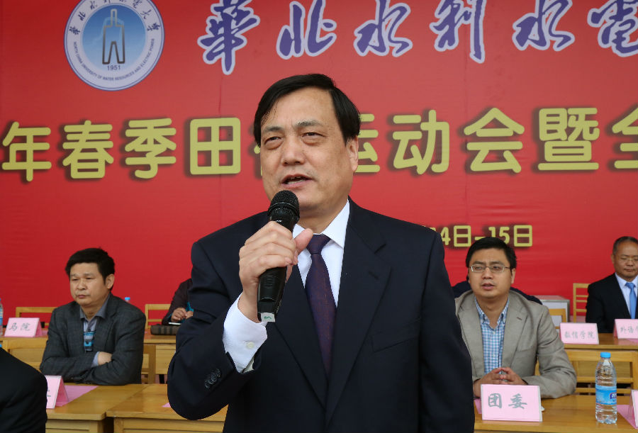 刘校长宣布.jpg