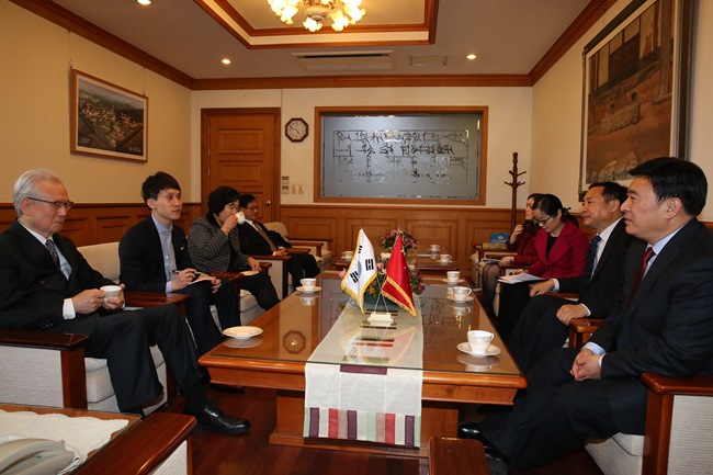 1.启明大学校长申一熙先生与王书记一行座谈_副本.jpg