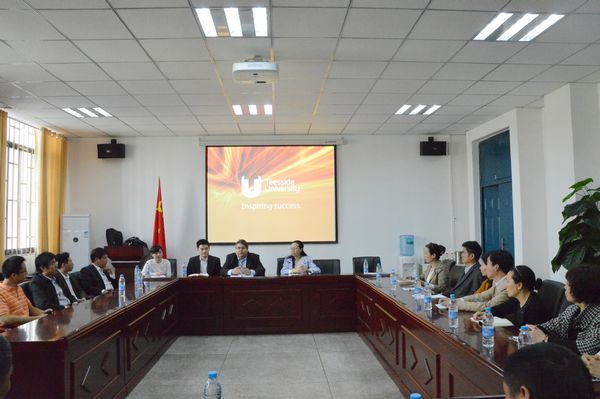 英方与学生家长座谈.jpg