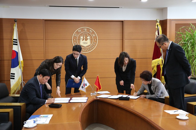10.王清义书记与崔顺子校长共同签署学术交流备忘录_副本.jpg