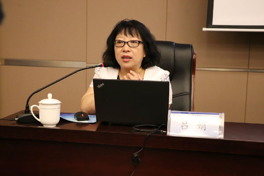 吕娟教授做报告.jpg