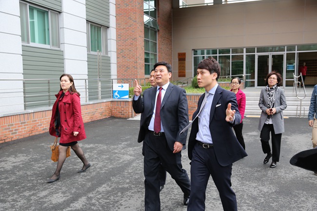 4.王书记一行考察启明大学明娇生活馆留学生宿舍_副本.jpg