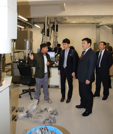 6.王书记一行考察启明大学尖端建设材料实验中心_副本.jpg