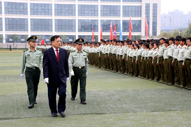 3.刘文锴校长检阅军训方队_副本.jpg